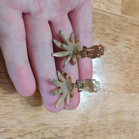 Vintage Kramer clip on earrings - Picture 3 of 3